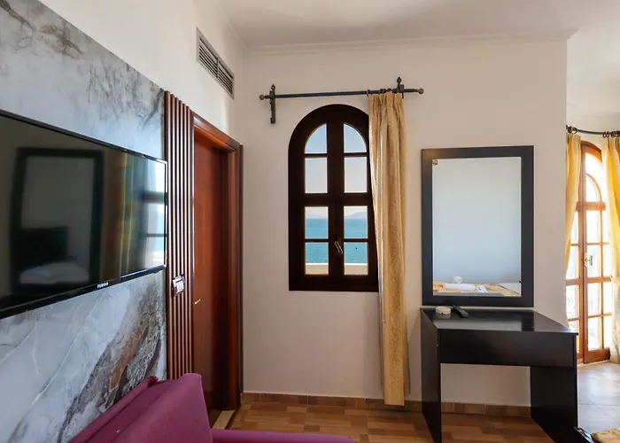 Di Monte Cristo - Roof Pool Hotel Sarandë